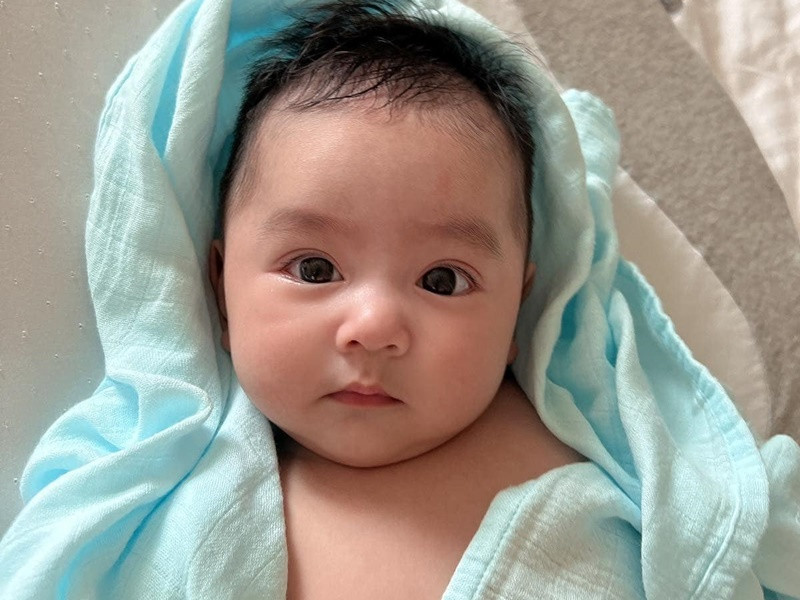 Bé Gia Khang đáng yêu vô đối. Ảnh: FBNV