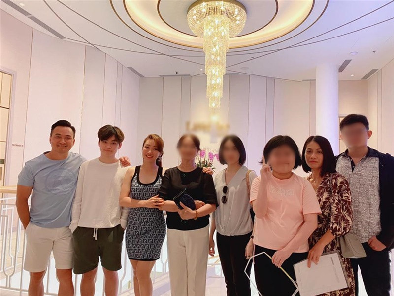 Hình ảnh Thùy Chang dẫn vợ cũ Chi Bảo, Gia Cát tham quan cơ sở làm đẹp của mình. Ảnh: Dân Việt