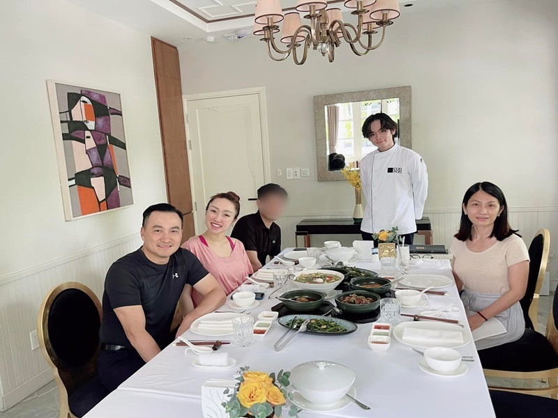 Mới đây, Chi Bảo chia sẻ loạt ảnh ăn uống cùng bà xã Lý Thùy Chang, con trai đầu lòng Gia Cát và Hồng Loan - vợ cũ của nam diễn viên. Ảnh: FBNV