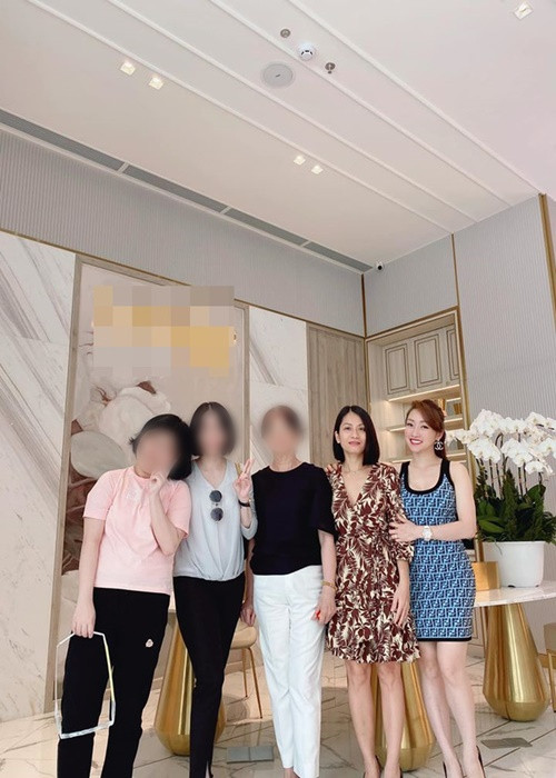 Trong một bài phỏng vấn, Thùy Chang từng chia sẻ, chị Hồng Loan xem cô như một người em, một người bạn nên cả hai dễ nói chuyện với nhau. Ảnh: Dân Việt