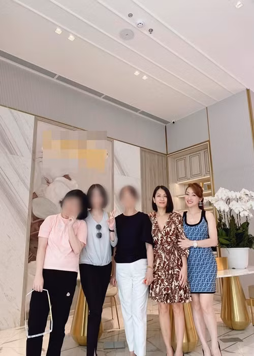 Trong một bài phỏng vấn, Thùy Chang từng chia sẻ, chị Hồng Loan xem cô như một người em, một người bạn nên cả hai dễ nói chuyện với nhau. Ảnh: Dân Việt