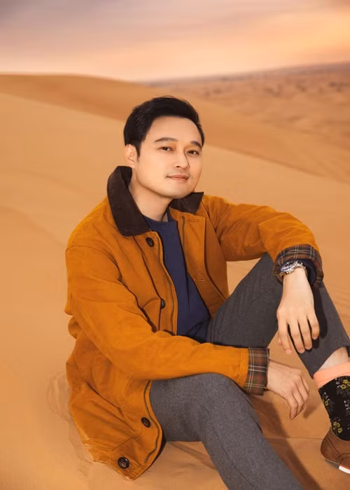 Quang Vinh chia sẻ trên Tiền Phong: “Tôi có điều kiện đi nhiều nơi, có ê-kíp sản xuất nội dung chuyên nghiệp, lại còn có sẵn một lượng khán giả luôn ủng hộ mình, vậy thì không có lý do gì mà không thử cả. Đây là cơ hội tốt giúp tôi duy trì hình ảnh và mối liên hệ với khán giả. Thêm một lý do nữa, nói ra thì có vẻ hơi nghịch lý, nhưng mà lại rất hợp lý: sự thật thì du lịch còn mang đến thu nhập cho tôi nữa”.