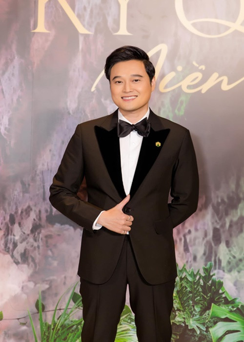 Quang Vinh hiện tại vẫn giữ được nét thư sinh như ngày nào nhưng nam tính, chững chạc hơn rất nhiều.