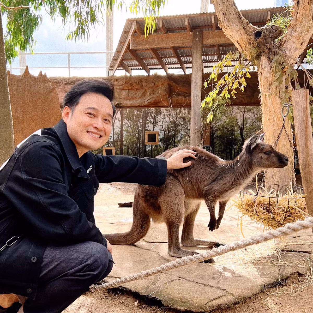 Từ năm 2013, "hoàng tử sơn ca" không còn tập trung ca hát. Anh thử sức ở các lĩnh vực chụp hình, thiết kế, quản lý, làm vlogger du lịch.