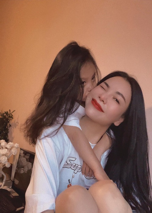 "Dù công việc có vất vả, cuộc sống của Hằng có nhiều muộn phiền lo toan, đi về nhà chơi với con thì Hằng sẽ để hết mọi thứ qua một bên", cô tâm sự.