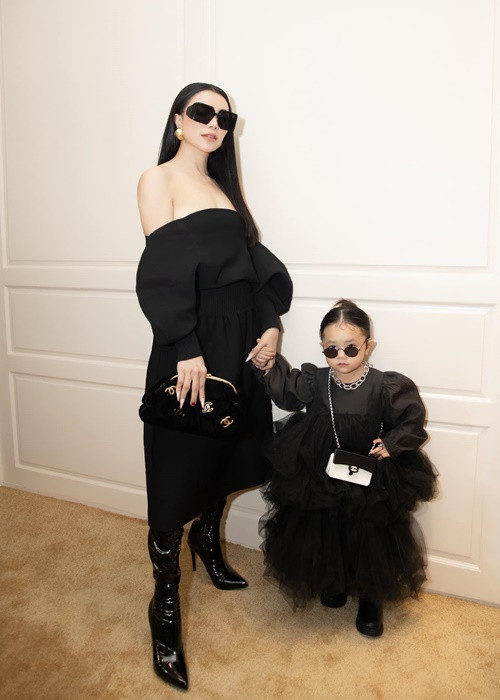 Nữ người mẫu cho con gái ăn mặc sành điệu.