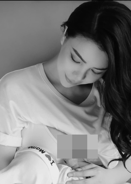 ...Hằng sinh con vào mùa mưa của tháng 8, tâm trạng đã không ổn rồi vậy mà còn mưa, đêm nào cũng mưa. Cái chết lúc nào cũng lẩn quẩn trong đầu, nhưng nói thật nó không đáng sợ chút nào nếu vượt qua được nó sẽ nhẹ nhõm, giống như giải thoát. Trầm cảm biến người ta thành ai đó chứ không phải bản thân họ nữa, nên đừng phán xét họ bằng những góc nhìn vội vã của riêng mình. Bạn có thể nhìn thấy ai đó khóc, nhưng không thể thấy nỗi đau của họ", Trà Ngọc Hằng viết.