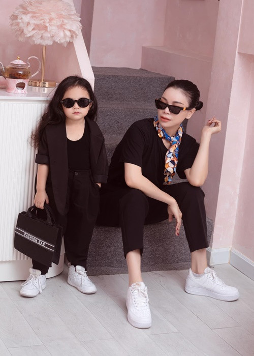 Con gái của Trà Ngọc Hằng càng lớn càng đáng yêu.