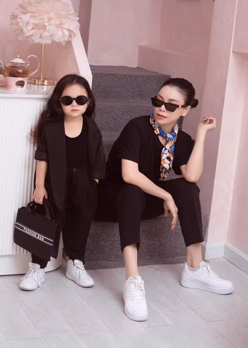 Con gái của Trà Ngọc Hằng càng lớn càng đáng yêu.