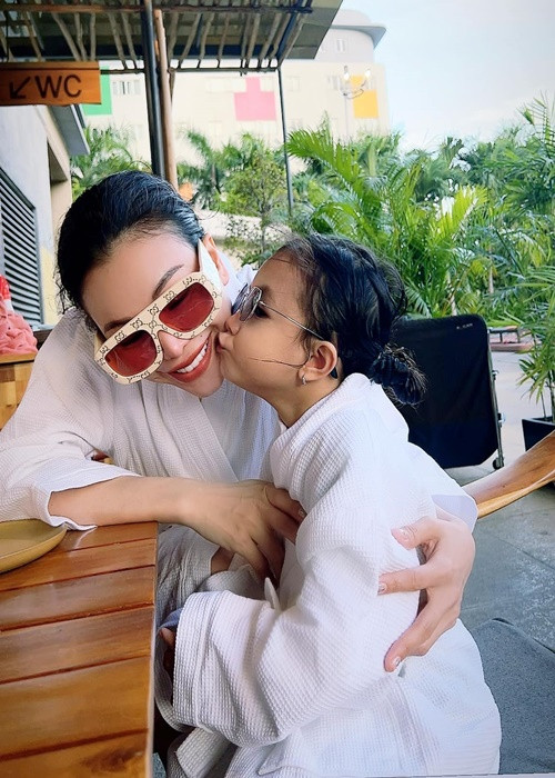 Trà Ngọc Hằng cho biết, cô luôn muốn con trải qua tuổi thơ bình yên, đẹp nhất có thể.