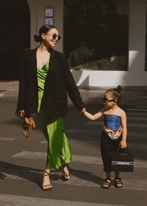 Nữ người mẫu lần đầu công khai hình ảnh con gái vào bữa tiệc thôi nôi con năm 2019. Tuy nhiên, cô giấu danh tính bố của con gái.