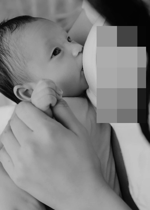 Trà Ngọc Hằng còn đăng tải hình ảnh một mình bế con bị ốm vào bệnh viện khi con mới chỉ 4 ngày tuổi và hình ảnh cho cho bú.