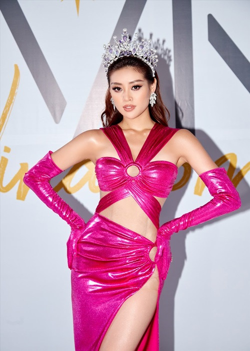 Chân dài sinh năm 1995 mặc hở bạo khi đồng hành cùng chương trình “Tôi là Hoa hậu Hoàn vũ Việt Nam” với vai trò host. Ảnh: Tiền Phong