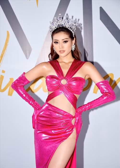 Chân dài sinh năm 1995 mặc hở bạo khi đồng hành cùng chương trình “Tôi là Hoa hậu Hoàn vũ Việt Nam” với vai trò host. Ảnh: Tiền Phong