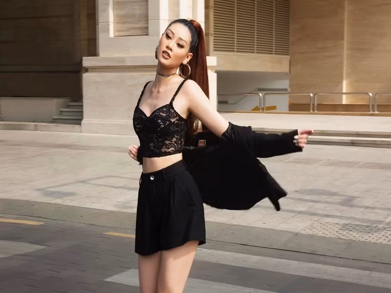 Khánh Vân thử nghiệm nhiều phong cách. Ngọt ngào, dễ thương hay cá tính, sắc sảo, nàng hoa hậu đều thể hiện được thông qua váy áo và lối trang điểm. Ảnh: FBNV