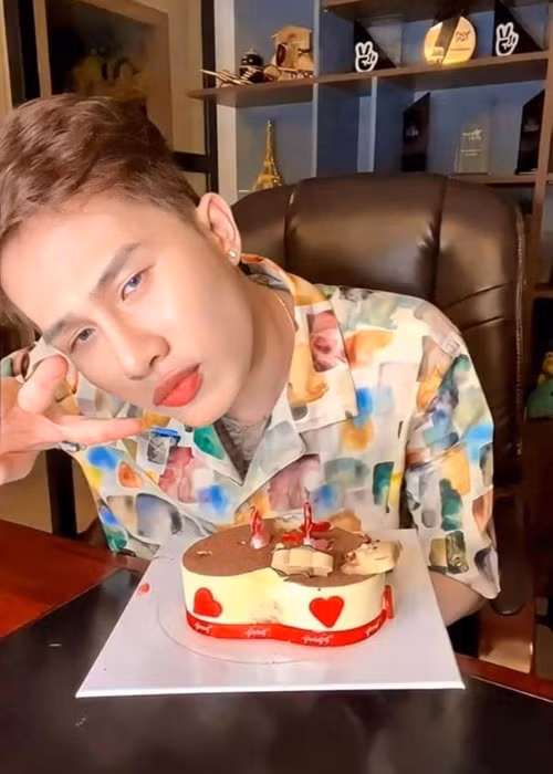 Trước những câu hỏi về cuộc sống từ fan, Jack né tránh. Ảnh: VTC