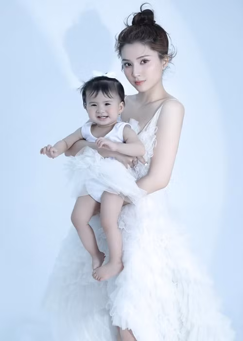 Bạn gái cũ của Jack thoải mái chia sẻ hình ảnh bé Sol- con gái của Jack. Ảnh: FBNV