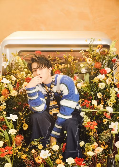 Nam ca sĩ chính thức lộ diện khi đón tuổi mới. Ảnh: FBNV