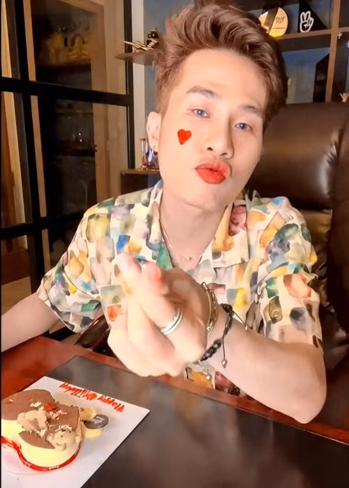 Giọng ca sinh năm 1997 gửi lời cảm ơn đến người hâm mộ vì luôn bên anh. Ảnh: VTC