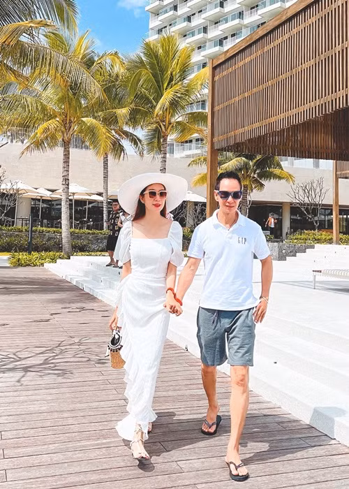 Lý Hải từng chia sẻ, thấy vợ vất vả, anh càng thương vợ hơn, luôn sẵn lòng chiều Minh Hà hết mức có thể, kể cả khi Minh Hà không đòi hỏi. Ảnh: FBNV