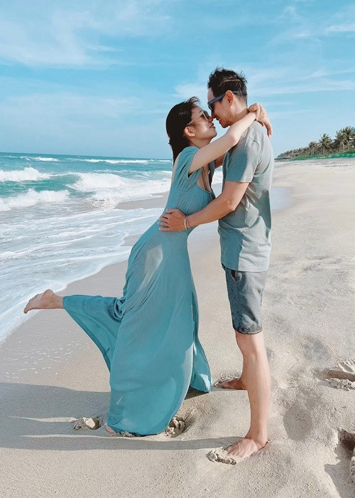 Vì cùng chung sở thích shopping nên thời gian rảnh, vợ chồng Lý Hải thường đi mua đồ. "Bà xã thích mua gì tôi đều chiều mà không cần đắn đo", nam đạo diễn triệu đô tiết lộ. Ảnh: FBNV