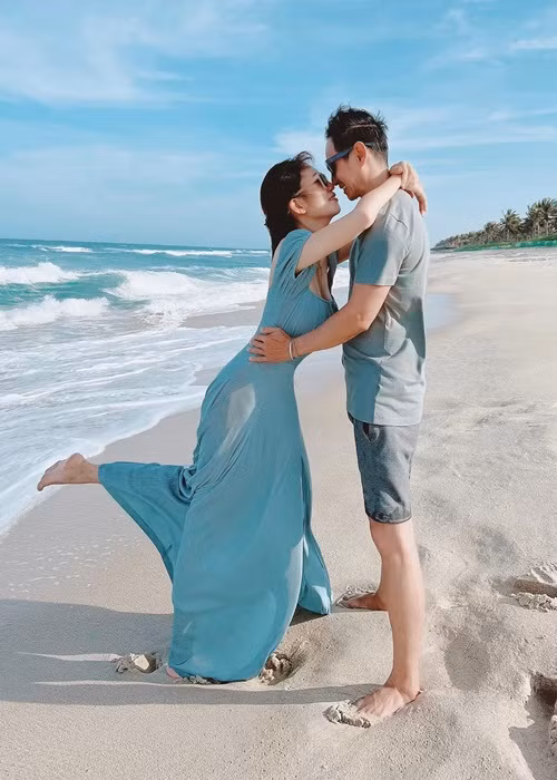 Vì cùng chung sở thích shopping nên thời gian rảnh, vợ chồng Lý Hải thường đi mua đồ. "Bà xã thích mua gì tôi đều chiều mà không cần đắn đo", nam đạo diễn triệu đô tiết lộ. Ảnh: FBNV