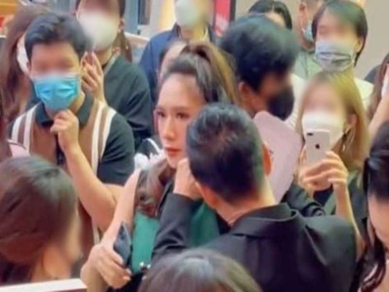 Nam ca sĩ chờ bà xã chỉnh lại trang phục và phụ kiện mới tháp tùng cô vào thảm đỏ. Ảnh: Saostar