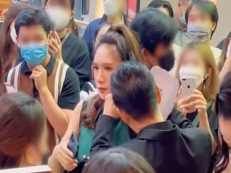 Nam ca sĩ chờ bà xã chỉnh lại trang phục và phụ kiện mới tháp tùng cô vào thảm đỏ. Ảnh: Saostar