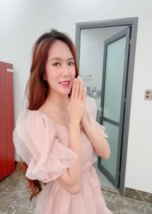 Minh Hà gửi lời cảm ơn đến Lý Hải và có ý định nhờ vả ông xã làm tóc trong những lần tiếp theo. “Từ ngày hôm nay nếu như đi sự kiện mà không có ai làm tóc cho Hà thì Hà không lo nữa rồi", bà xã của Lý Hải chia sẻ. Ảnh: Yan