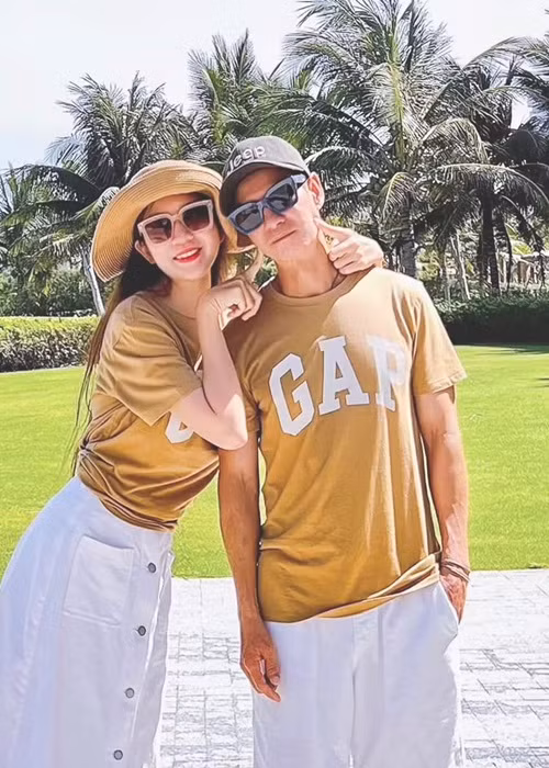 Lý Hải tỏ ra chiều chuộng Minh Hà khi không ngại diện đồ cùng tông màu với bà xã. Ảnh: FBNV