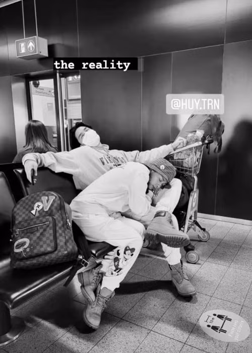 Nàng đả nữ cũng đăng tải hình ảnh nằm gối đầu lên chân chồng chưa cưới. Ảnh: Công lý và xã hội