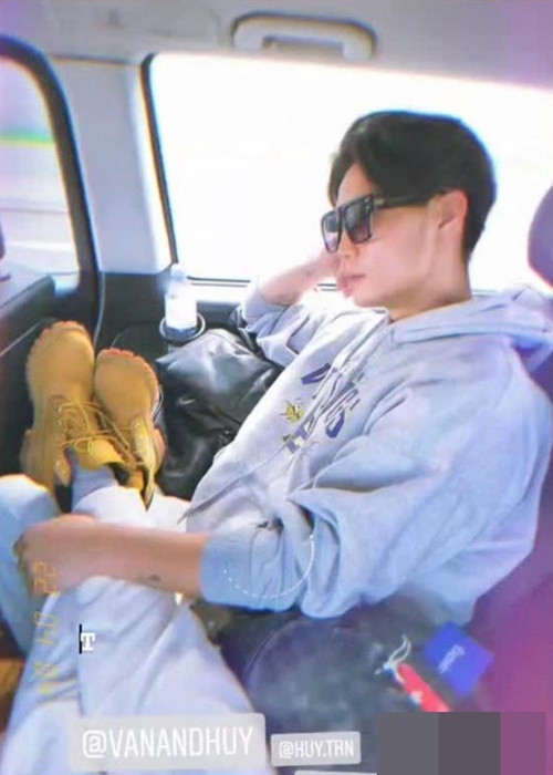Huy Trần chiều chuộng Ngô Thanh Vân trong chuyến đi. Anh để vợ sắp cưới gác chân lên đùi mình. Ảnh: Công lý và xã hội