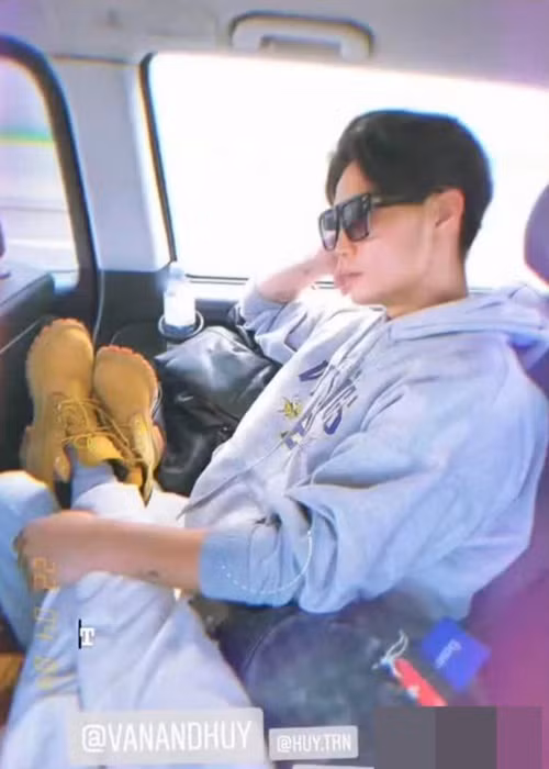 Huy Trần chiều chuộng Ngô Thanh Vân trong chuyến đi. Anh để vợ sắp cưới gác chân lên đùi mình. Ảnh: Công lý và xã hội