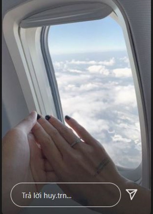 Trên máy bay, Huy Trần chụp lại khoảnh khắc nắm tay Ngô Thanh Vân đồng thời khoe nhẫn cầu hôn. Ảnh chụp màn hình