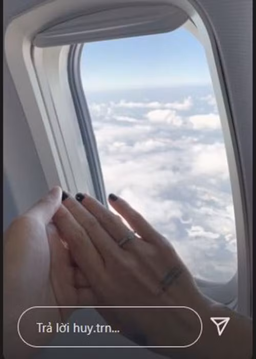 Trên máy bay, Huy Trần chụp lại khoảnh khắc nắm tay Ngô Thanh Vân đồng thời khoe nhẫn cầu hôn. Ảnh chụp màn hình