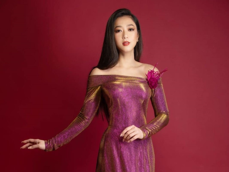 Trên sân khấu, Hà Thanh Xuân thường chọn mặc áo dài. Ảnh: FBNV