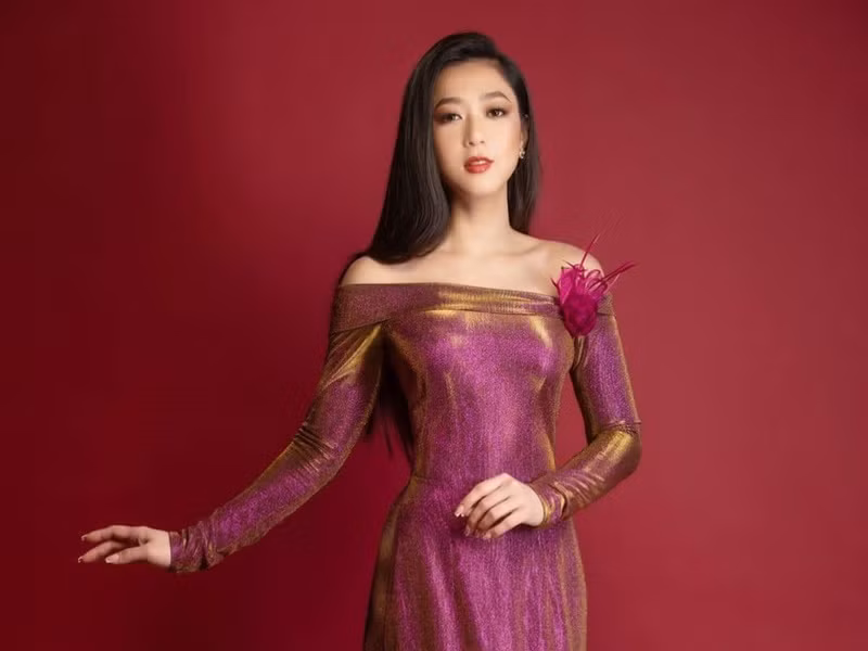 Trên sân khấu, Hà Thanh Xuân thường chọn mặc áo dài. Ảnh: FBNV