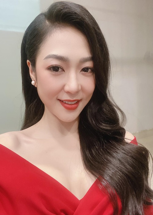 Thi thoảng, nữ ca sĩ lựa chọn trang phục gợi cảm khi đi hát. Ảnh: FBNV