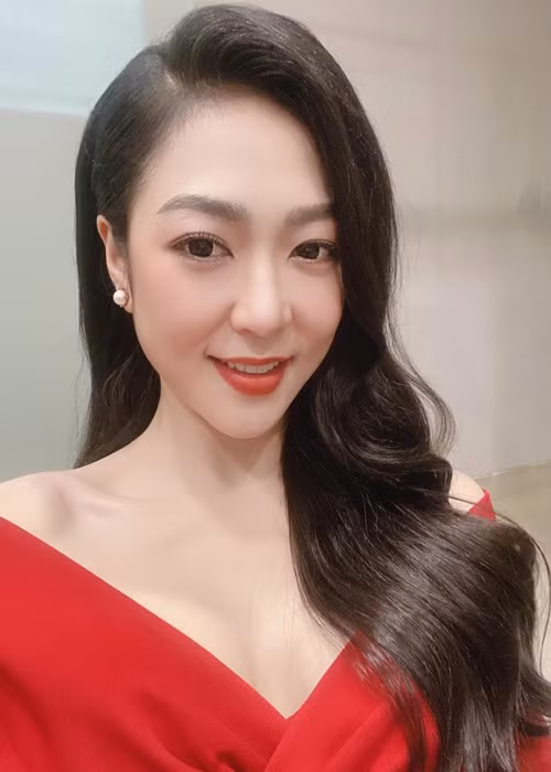 Thi thoảng, nữ ca sĩ lựa chọn trang phục gợi cảm khi đi hát. Ảnh: FBNV