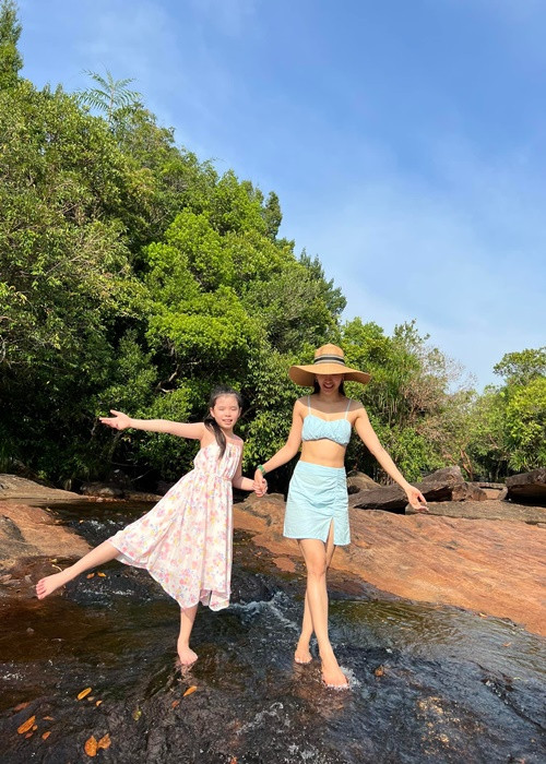 Khoảnh khắc vui đùa giữa Phương Trinh và con gái trong chuyến du lịch cách đây không lâu. Ảnh: FBNV
