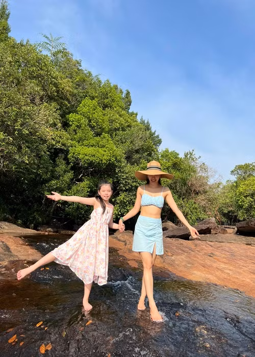 Khoảnh khắc vui đùa giữa Phương Trinh và con gái trong chuyến du lịch cách đây không lâu. Ảnh: FBNV