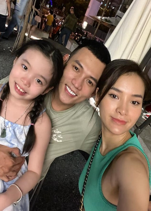 Lý Bình chia sẻ: "Mia xuất hiện trong cuộc tình này như thiên thần. Bình lo khi Trinh và Bình giận nhau, làm sao Bình gặp Mia". Ảnh: FBNV