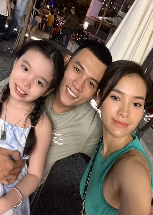 Lý Bình chia sẻ: "Mia xuất hiện trong cuộc tình này như thiên thần. Bình lo khi Trinh và Bình giận nhau, làm sao Bình gặp Mia". Ảnh: FBNV