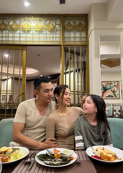 Cô nhóc chia sẻ trong đám cưới: "Con thương ba Bình vì ba cũng thương con, lo cho con. Lúc con gãy tay, ba Bình vào viện chăm con". Ảnh: FBNV