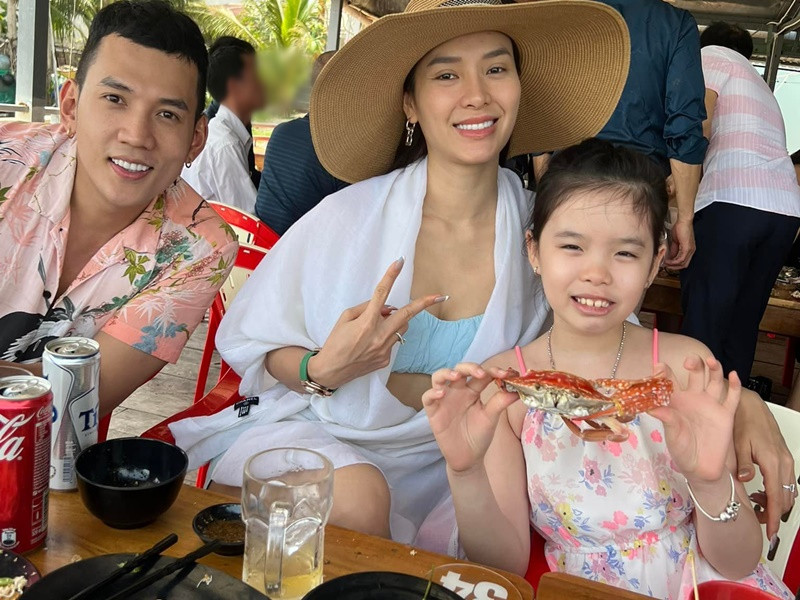 Bé Mia rất thân thiết với Lý Bình. Ảnh: FBNV