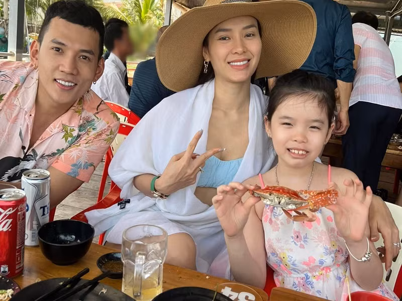 Bé Mia rất thân thiết với Lý Bình. Ảnh: FBNV