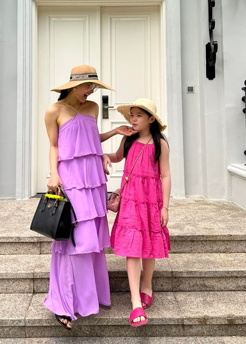 Trên trang cá nhân, bé Mia từng chia sẻ không ít hình ảnh bên bố mẹ. Ảnh: FBNV