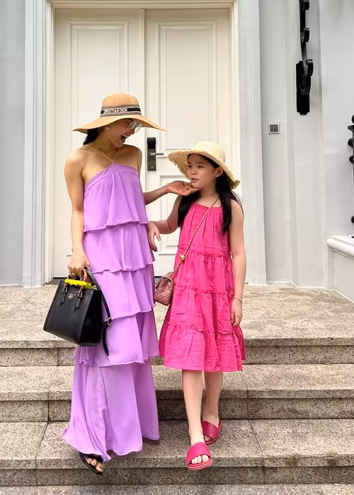 Trên trang cá nhân, bé Mia từng chia sẻ không ít hình ảnh bên bố mẹ. Ảnh: FBNV