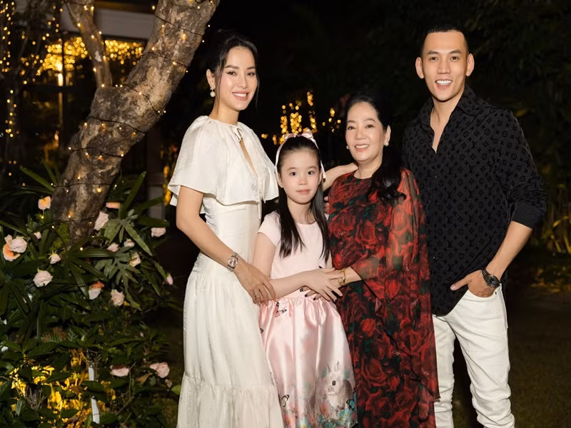 Mẹ ruột của Lý Bình rất thương bé Mia. Ảnh: FBNV