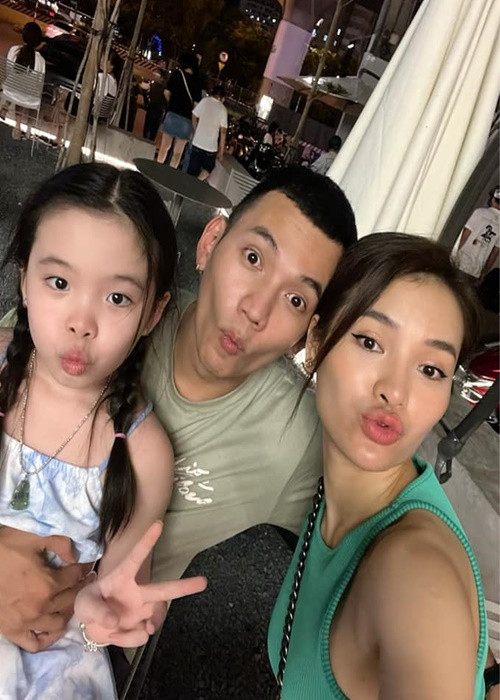 Bé Mia nhắn nhủ đến bố mẹ trong đám cưới: “Con chúc ba mẹ trăm năm hạnh phúc, sớm có em bé". Ảnh: FBNV